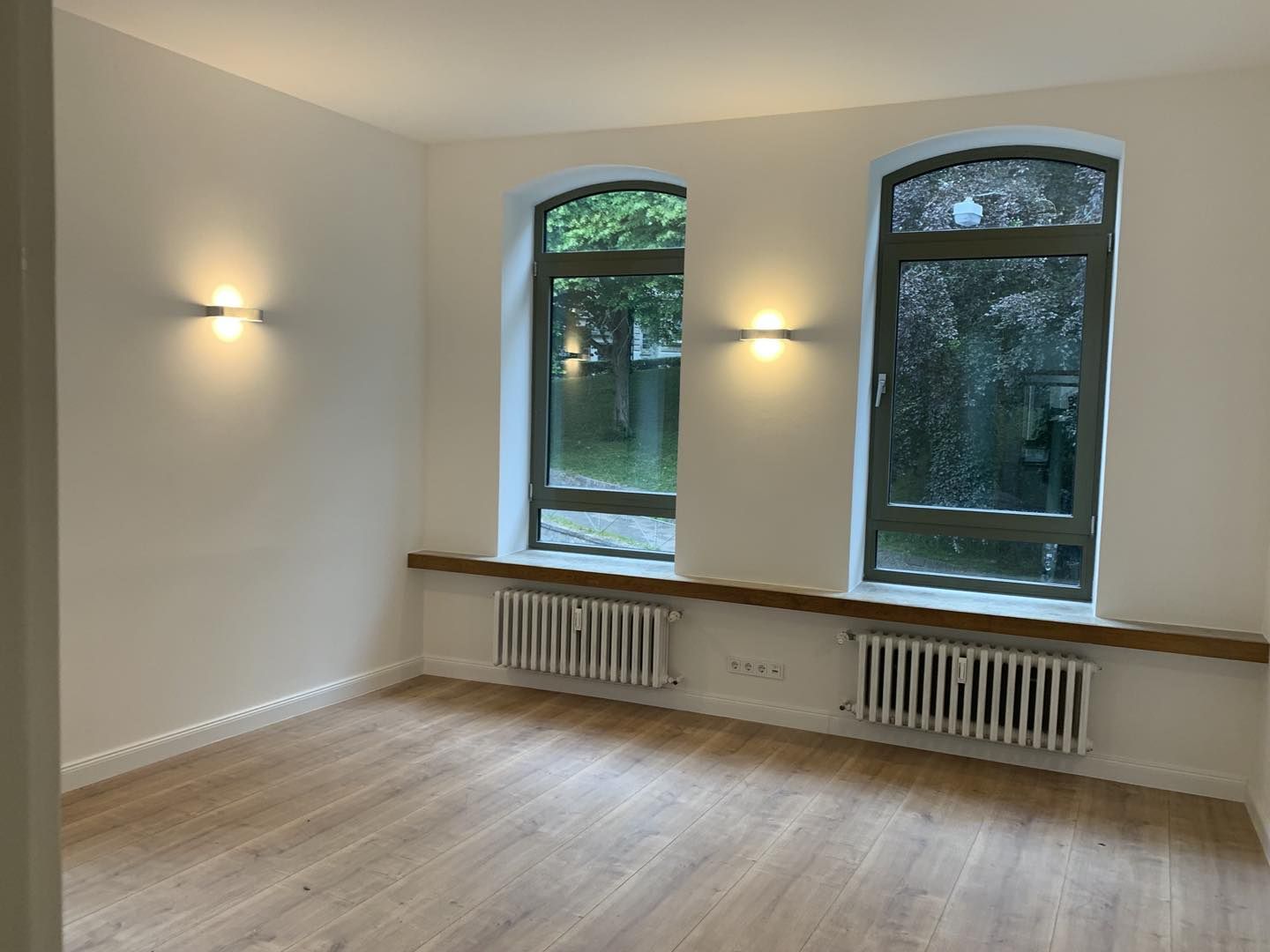 Büro mit Rundbogenfenstern