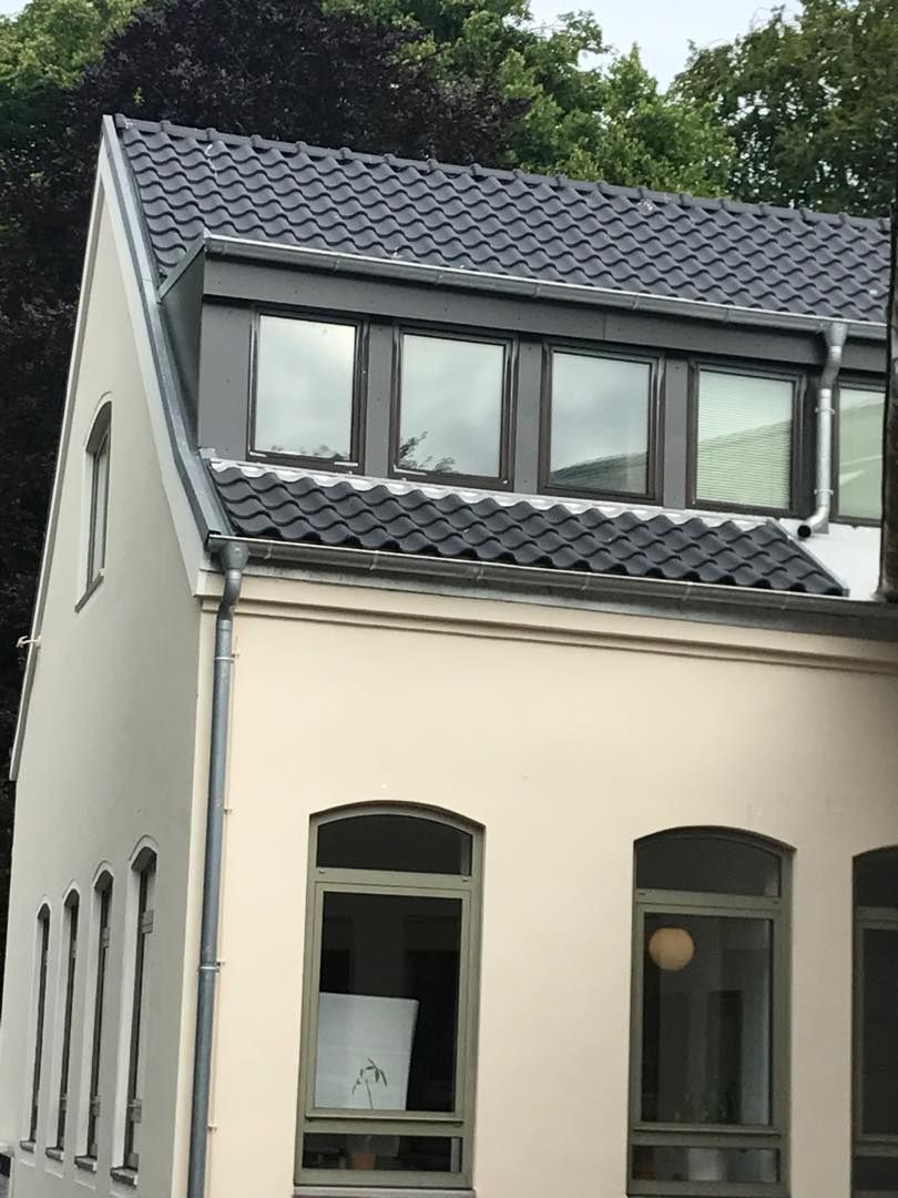 Seitenflügel mit Dachgaube