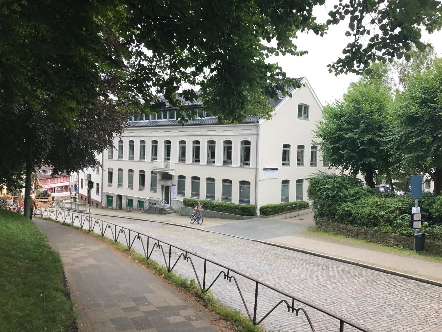 Blick die Straße hinauf, rechts das Gebäude