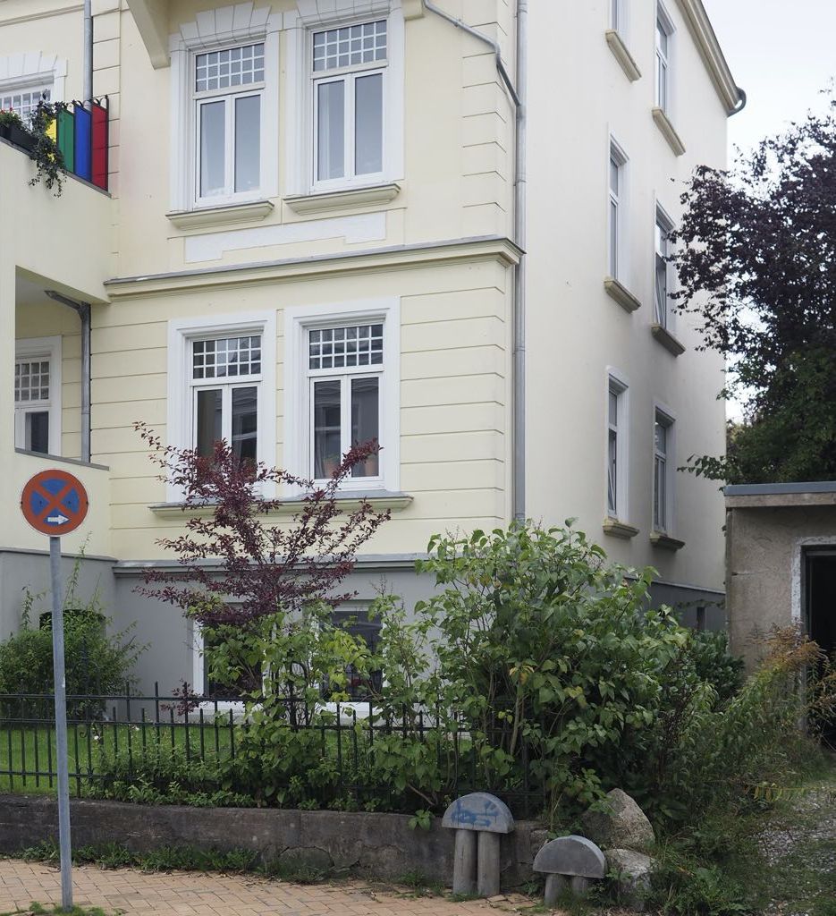 Fassade mit Balkonen und Vorgarten